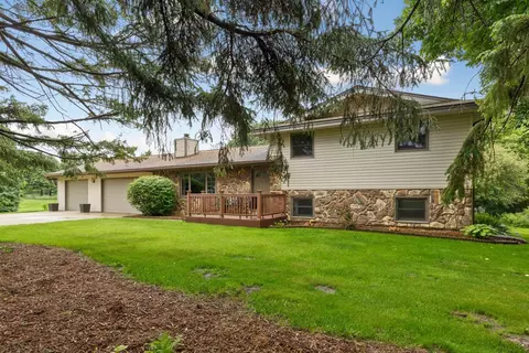 52917 Deerwood Trl, North Mankato, MN 56003
