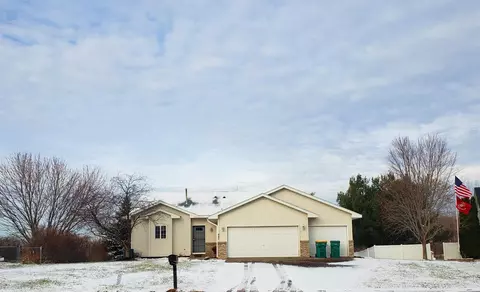 945 Iris Ct S, Cambridge, MN 55008