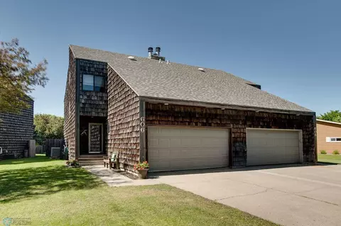 606 37th Ave S, Moorhead, MN 56560