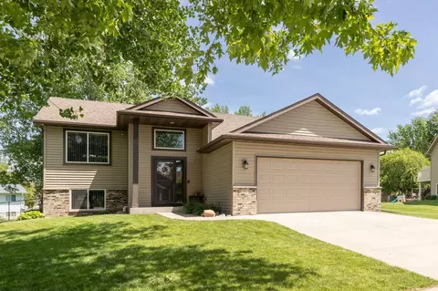 707 Maplebrook Dr NE, Stewartville, MN 55976