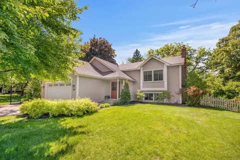 541 Homewood Ave, Mahtomedi, MN 55115