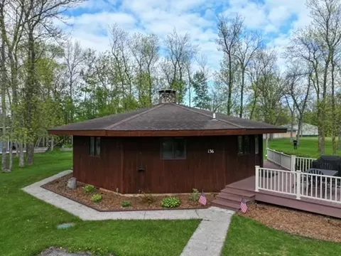 136 Elm Dr, Warroad, MN 56763