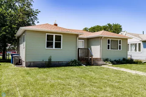 1119 13th St N, Moorhead, MN 56560