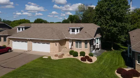3021 Highpointe Curv, Roseville, MN 55113