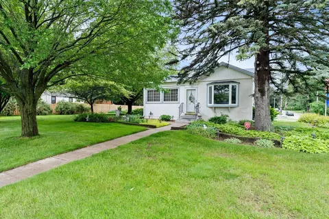 593 Farrell St N, Maplewood, MN 55119