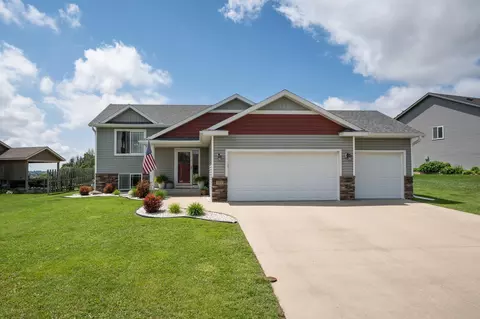 869 Golfview Ave, Zumbrota, MN 55992