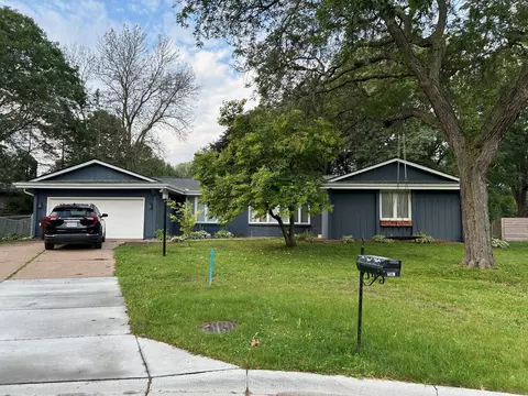 2140 Cameron Dr, Woodbury, MN 55125