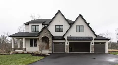 2 Sherwood Trl, North Oaks, MN 55127