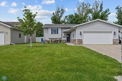 1927 N 12th St N, Wahpeton, ND 58075