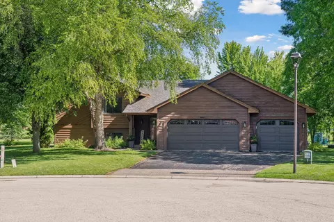 8450 Ibis Ct, Chanhassen, MN 55317