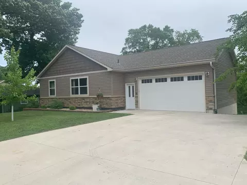 1427 Frank Hall Dr, Albert Lea, MN 56007