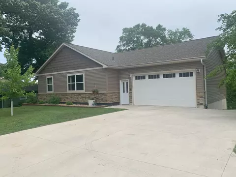 1427 Frank Hall Dr, Albert Lea, MN 56007