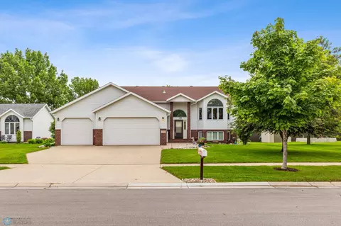 2732 Parkview Dr S, Fargo, ND 58103