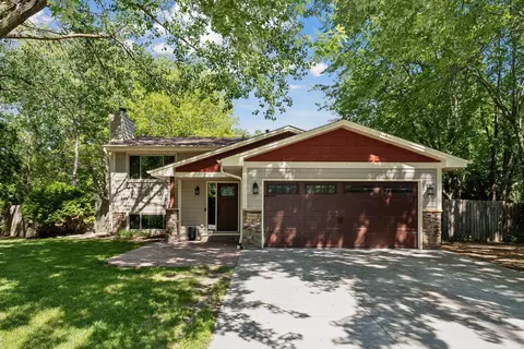 980 Redwing Ct, Chanhassen, MN 55317