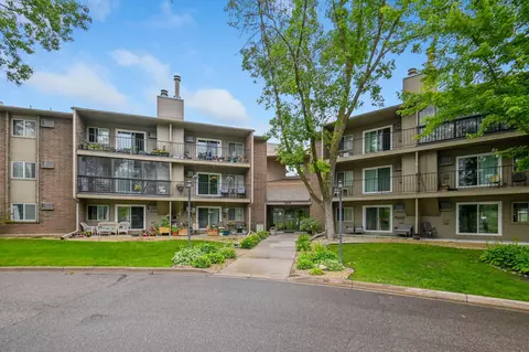 3850 Plymouth Blvd #205, Plymouth, MN 55446