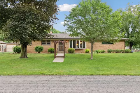 1758 Edgehill Rd, Maplewood, MN 55109