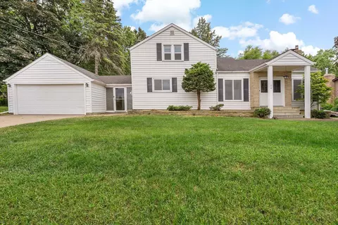 218 County Road B2 W, Roseville, MN 55113