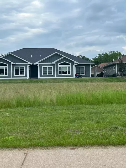 580 Cedar Dr, Lake City, MN 55041