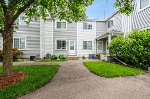 9096 Scarlet Globe Dr, Eden Prairie, MN 55347