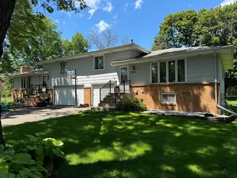 2050 W 100th St, Bloomington, MN 55431