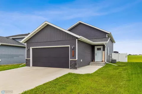 1036 Highland Ln W, West Fargo, ND 58078