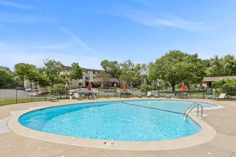1304 W Medicine Lake Dr #106, Plymouth, MN 55441