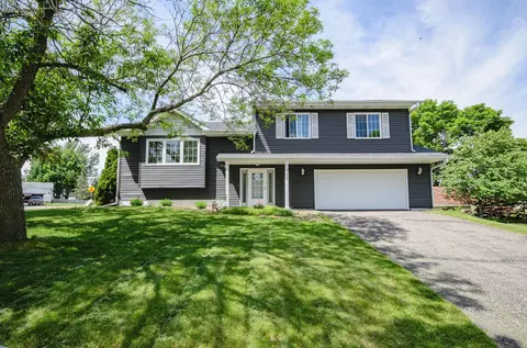 7697 Upper 24th St N, Oakdale, MN 55128