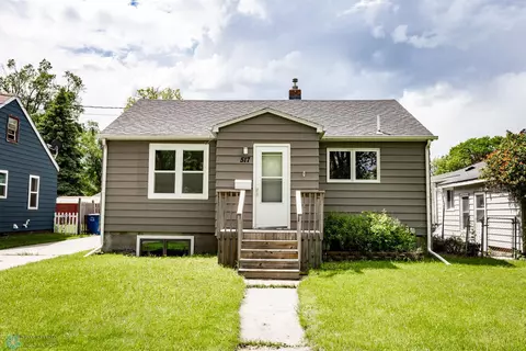 517 15th St N, Moorhead, MN 56560