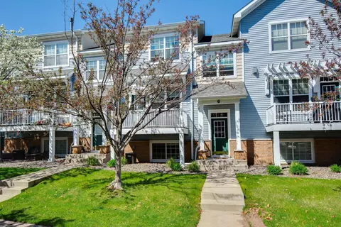 1666 Village Trl E #2, Maplewood, MN 55109