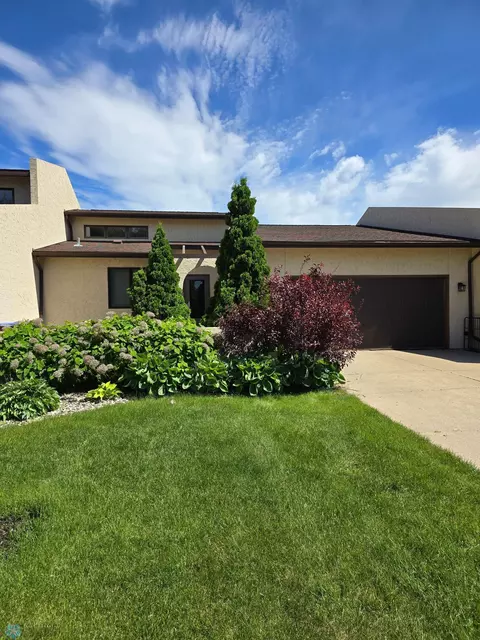 94 Prairiewood Dr S #B, Fargo, ND 58103