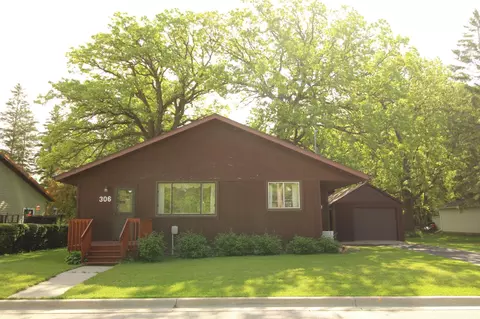 306 7th Ave SE, Roseau, MN 56751