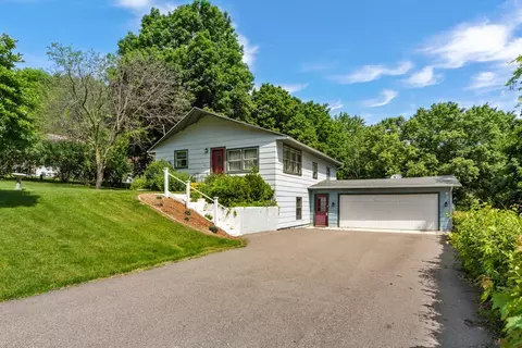 836 Neubert Ct, Mankato, MN 56001
