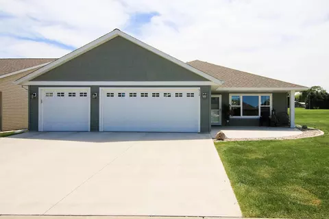 512 Southfork Cir SE, Hutchinson, MN 55350