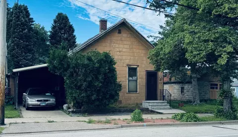 364 W Sarnia St, Winona, MN 55987