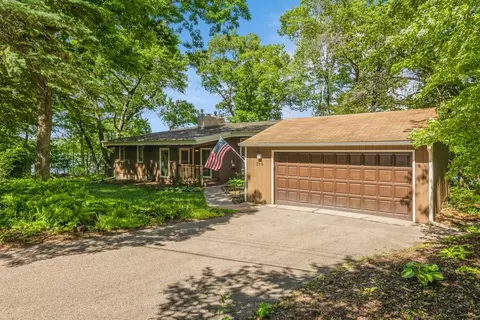 215 Kenwood St, Mahtomedi, MN 55115