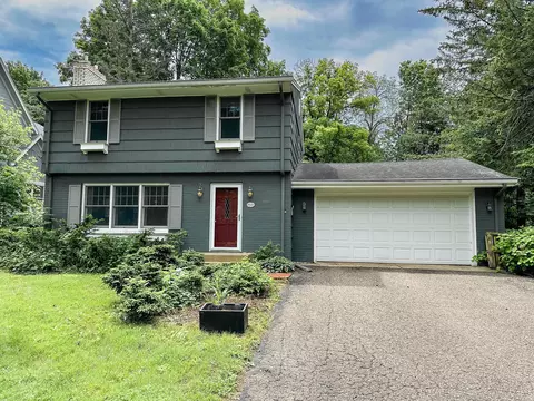 18945 Easton Rd, Deephaven, MN 55391