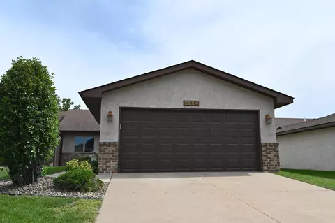 2224 Vierling Dr E, Shakopee, MN 55379