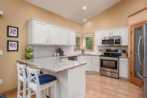 7194 Berkshire Ln, Shakopee, MN 55379