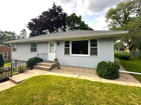 799 Rose Pl, Roseville, MN 55113