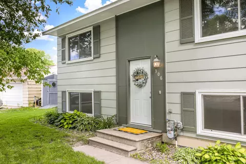 306 Woodland Dr, Owatonna, MN 55060