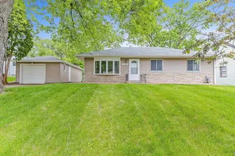1705 Rose Pl, Roseville, MN 55113