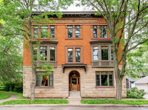 110 Saint Albans St N #4, Saint Paul, MN 55104