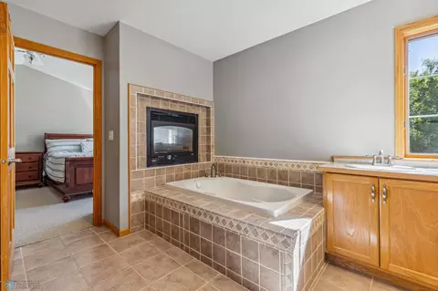 Bath - 9648 Robin Rd, Horace, ND 58047 photo 3 of 5