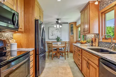 6829 Medicine Lake Rd, Golden Valley, MN 55427