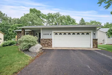 6908 27th St N, Oakdale, MN 55128