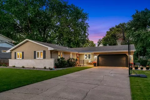 10927 Pioneer Dr, Burnsville, MN 55337
