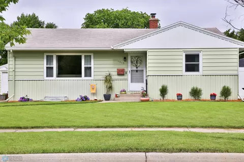1517 12th St S, Fargo, ND 58103