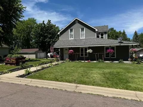 909 8th St, Howard Lake, MN 55349