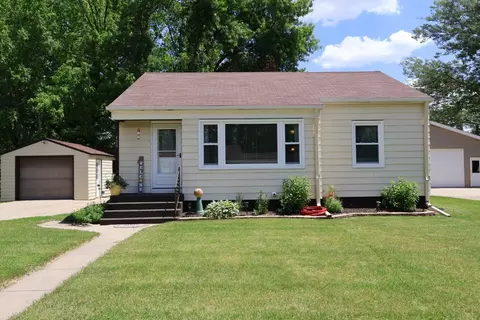 400 1st St E, Chokio, MN 56221