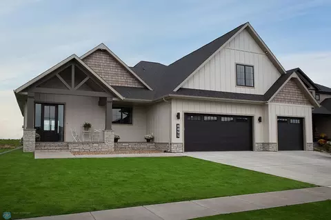 8895 Cottonwood Blvd, Horace, ND 58047